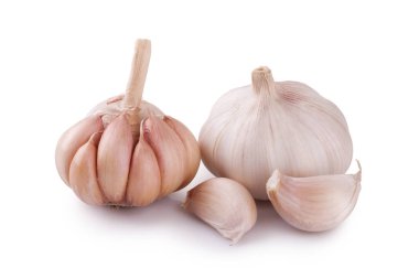 Beyaz arkaplanda taze sarımsak var.