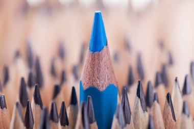 Birçok olanlar arasında bir keskinleşmiş mavi kalem