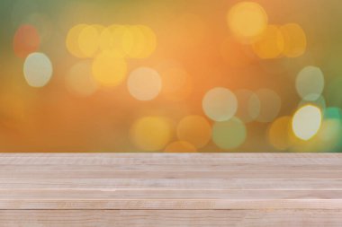 Ahşap masa üstü bokeh turuncu zemin üzerine