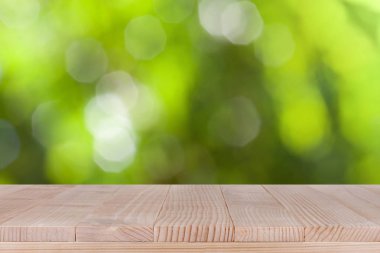 Ahşap masa üstü bokeh yeşil zemin üzerine