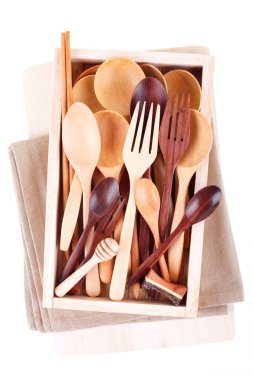 Çeşitli Ahşap mutfak eşyaları masa üstü üzerinde göster