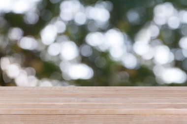 Ahşap masa bokeh yeşil zemin üzerine - üstü-ebilmek var olmak kullanılmış için montaj