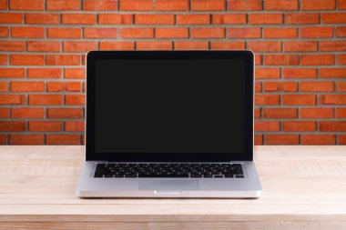 Açık belgili tanımlık laptop çalışma tablo tuğla özgeçmişlerine görülmektedir