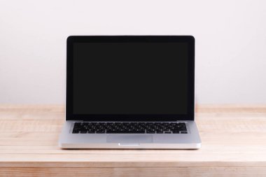 Açık belgili tanımlık laptop çalışma tablo beton'arka plan görülmektedir