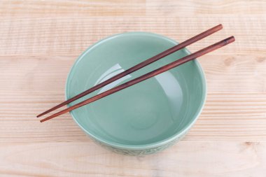 Ahşap arka plan üzerinde Asya küme tablosundaki chopsticks