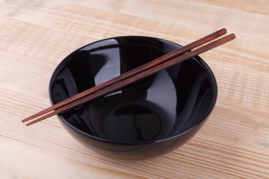 Ahşap arka plan üzerinde Asya küme tablosundaki chopsticks