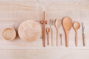 Ahşap masa üzerinde çeşitli Ahşap mutfak eşyaları. Üstten Görünüm