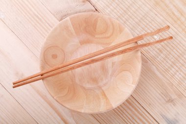 Ahşap arka plan üzerinde Asya küme tablosundaki chopsticks