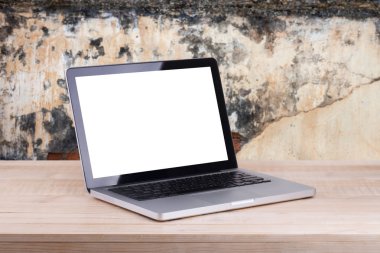 Açık belgili tanımlık laptop çalışma tablo beton adam görülmektedir