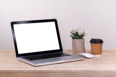 İş laptop ve kahve önden görünümü geçerli