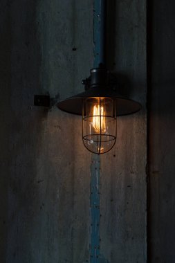 Edison ampul eski duvar arka plan üzerine açık bir klasik. 