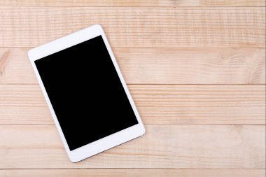 Cep telefonu veya boş ekran mockup tahta arka plan ile tablet