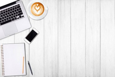 Üstten Görünüm dizüstü bilgisayar ya da dizüstü bilgisayar, cep telefonu ve latte sanat üzerinde ahşap masa kahve fincan