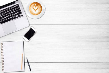 Üstten Görünüm dizüstü bilgisayar ya da dizüstü bilgisayar, cep telefonu ve latte sanat üzerinde ahşap masa kahve fincan