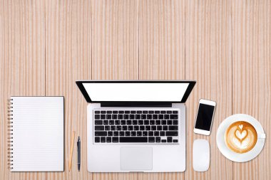 Üstten Görünüm dizüstü bilgisayar ya da dizüstü bilgisayar, cep telefonu ve latte sanat üzerinde ahşap masa kahve fincan