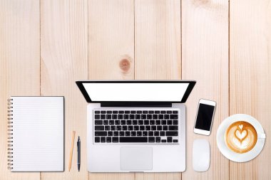 Üstten Görünüm dizüstü bilgisayar ya da dizüstü bilgisayar, cep telefonu ve latte sanat üzerinde ahşap masa kahve fincan