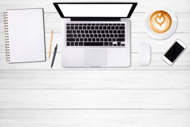 Üstten Görünüm dizüstü bilgisayar ya da dizüstü bilgisayar, cep telefonu ve latte sanat üzerinde ahşap masa kahve fincan