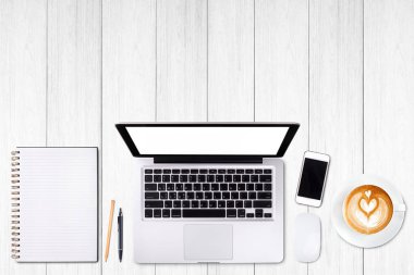 Üstten Görünüm dizüstü bilgisayar ya da dizüstü bilgisayar, cep telefonu ve latte sanat üzerinde ahşap masa kahve fincan