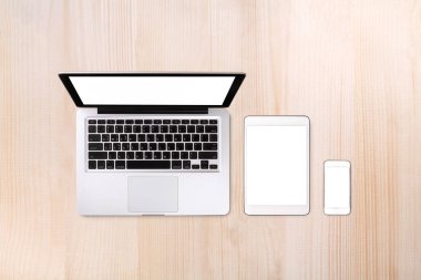 Laptop tablet ve beyaz arka plan metin alanı ile smartphone