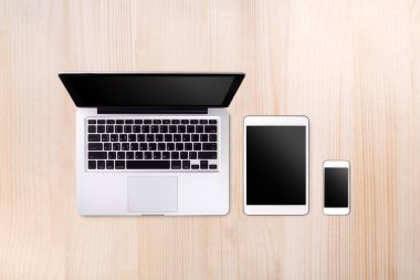 Laptop tablet ve beyaz arka plan metin alanı ile smartphone