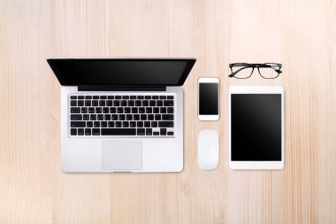 Laptop tablet ve ahşap masa arka plan metin ile smartphone 
