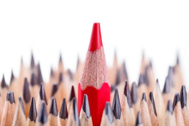 Birçok biri arasında bir keskinleşmiş kırmızı kalem