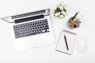Üstten Görünüm laptop ya da defter çalışma ofisi ve latte kahve üzerinde