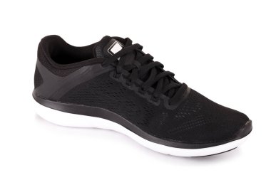 Siyah spor ayakkabıları beyaz arkaplanda izole edilmiş