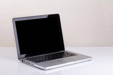 Açık belgili tanımlık laptop çalışma tablo beton adam görülmektedir
