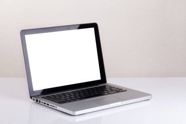 Açık belgili tanımlık laptop çalışma tablo beton adam görülmektedir