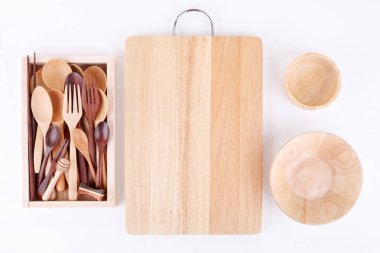 Beyaz masa arka plan üzerinde ahşap mutfak gereçleri