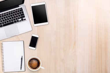 Üstten Görünüm dizüstü bilgisayar ya da dizüstü bilgisayar, cep telefonu ve latte sanat kahve 