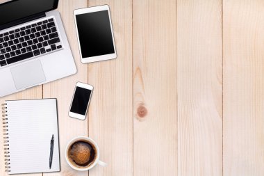 Üstten Görünüm dizüstü bilgisayar ya da dizüstü bilgisayar, cep telefonu ve latte sanat kahve 