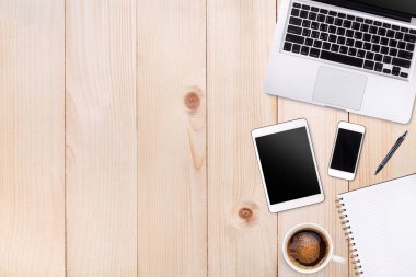 Üstten Görünüm dizüstü bilgisayar ya da dizüstü bilgisayar, cep telefonu ve latte sanat kahve 