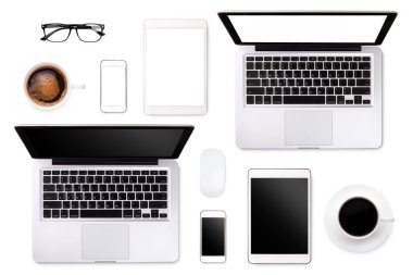 Laptop tablet smartphone gözlük camı ve beyaz arka plan üzerinde kahve