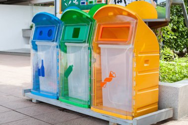 Üç konteynerler cam geri dönüşüm, plastik, diğer beyaz arka plan üzerinde izole
