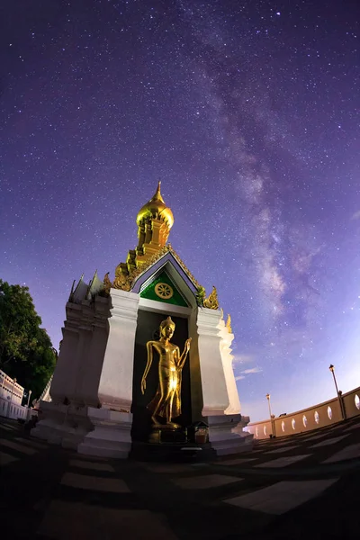 Droga Mleczna w Nazwa obrazu stojący złoty Budda jest Wat Sra piosenki Pee Nong — Zdjęcie stockowe