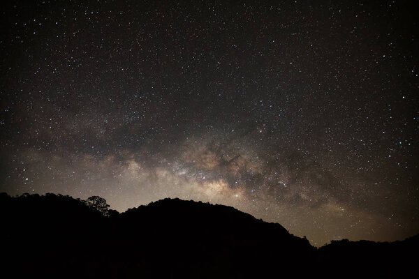 Млечный Путь Галактика на Doi Luang Chiang Dao высокой горы в Чиангмай
