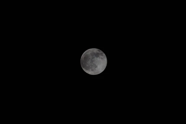 Pełnia księżyca nad ciemnym czarnym niebem nocą — Zdjęcie stockowe