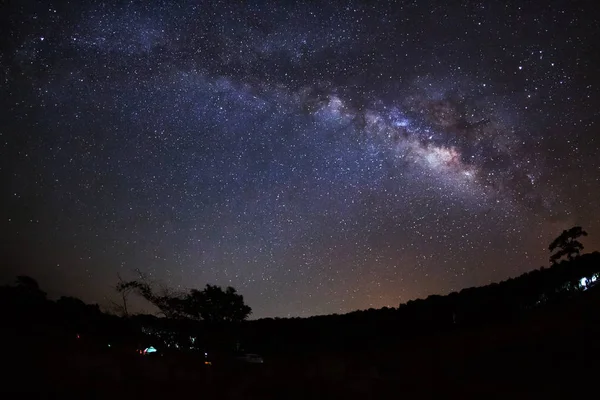 Silhueta de Árvore com nuvem e Via Láctea em Phu Hin Rong Kla — Fotografia de Stock