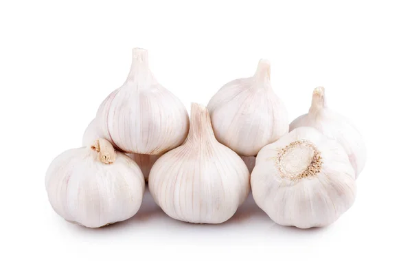 Grupo de ajo fresco aislado sobre fondo blanco — Foto de Stock