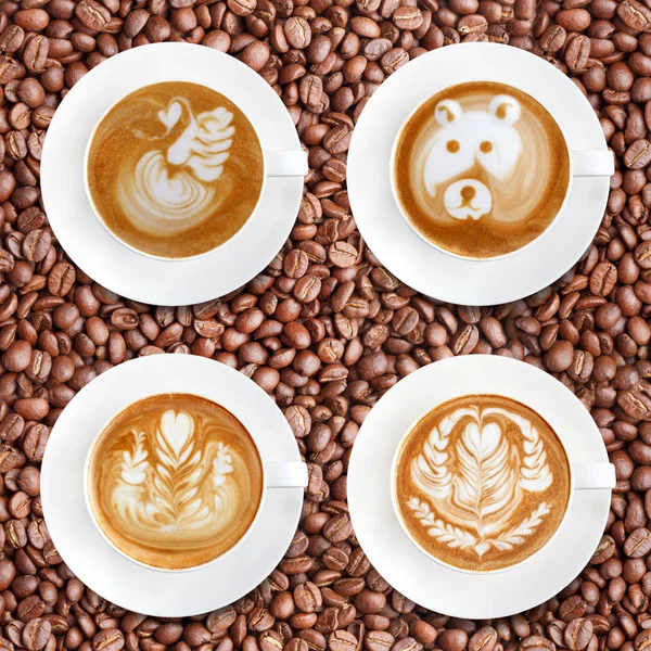 Café arte Latte em grãos de café torrados fundo — Fotografia de Stock
