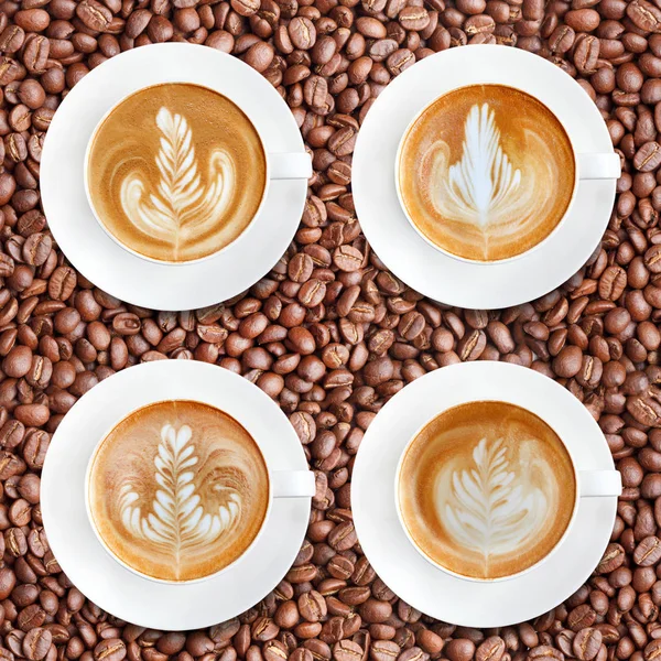 Кофе с латте на фоне жареных кофейных зерен — стоковое фото