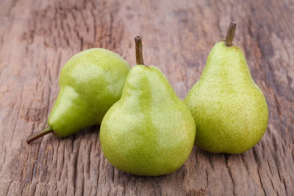 Eski ahşap masa üzerinde taze yeşil armut