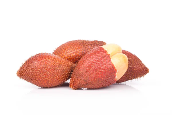 Salacca of zalacca tropisch fruit geïsoleerd op witte achtergrond — Stockfoto