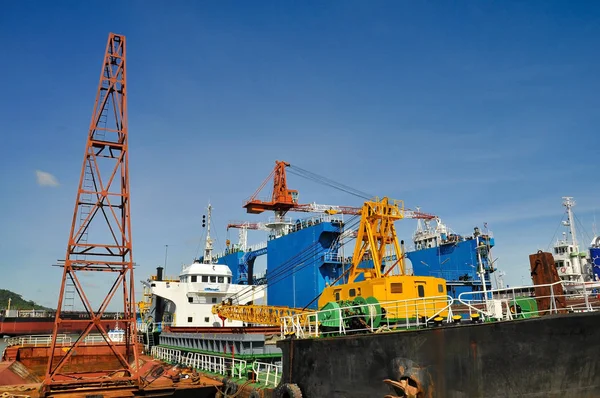 Feri besar di pelabuhan — Stok Foto