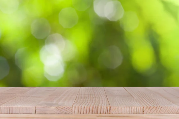 Tabel kayu atas pada latar belakang hijau bokeh — Stok Foto