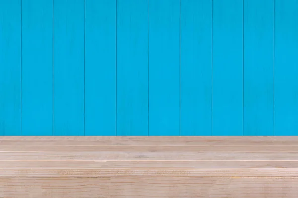 Tabel kayu atas pada latar belakang kayu biru — Stok Foto