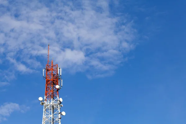 Torre de comunicación y cielo azul con espacio — Foto de Stock
