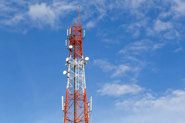 Komunikacji wieży i niebieski niebo chmura — Zdjęcie stockowe